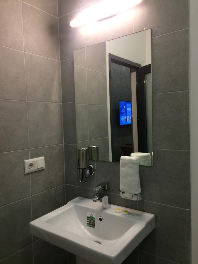 Concord Hotel Bishkek Esterno foto